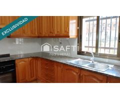 Casa esquinera en urbanización tranquila
