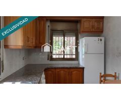 Casa esquinera en urbanización tranquila
