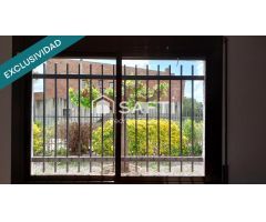Casa esquinera en urbanización tranquila