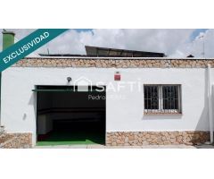 Casa esquinera en urbanización tranquila