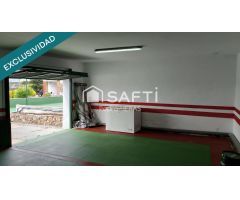 Casa esquinera en urbanización tranquila