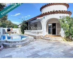 Casa reformada con piscina en Empuriabrava