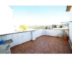 ¡Oportunidad única, rebajada en Benaoján! Casa de pueblo con jardín y vistas espectaculares. ¿Buscas