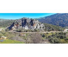 ¡Oportunidad única, rebajada en Benaoján! Casa de pueblo con jardín y vistas espectaculares. ¿Buscas