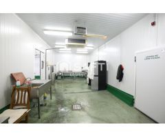 Nave industrial cárnica, equipada y versátil en el corazón empresarial de Ronda.