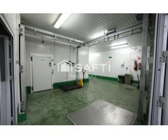 Nave industrial cárnica, equipada y versátil en el corazón empresarial de Ronda.