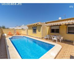 Villa con piscina privada en Torrevieja