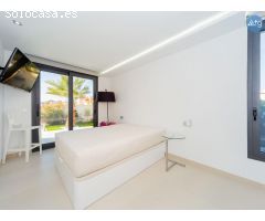 Villa en La Zenia, 4 dormitorios, 380 m2
