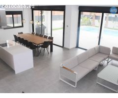 Villa en La Marina, 4 dormitorios, 436 m2