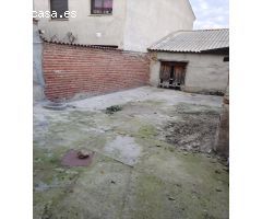 CASA CON PATIO Y GARAJE, PARA REHABILITAR, EN ADANERO