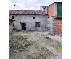 CASA CON PATIO Y GARAJE, PARA REHABILITAR, EN ADANERO