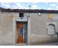 CASA CON PATIO Y GARAJE, PARA REHABILITAR, EN ADANERO