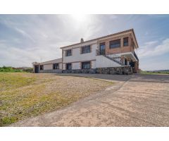 IMPRESIONANTE CASA DE CAMPO DE 350M2 EN PARCELA DE 6.500 M2 LISTA PARA ENTRAR A VIVIR.