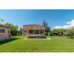 ESPECTACULAR CHALET DE LUJO, CON ACABADOS DE ALTA CALIDAD, JARDIN DE DISEÑO Y PISCINA, EN LA MEJOR Z
