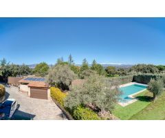 ESPECTACULAR CHALET DE LUJO, CON ACABADOS DE ALTA CALIDAD, JARDIN DE DISEÑO Y PISCINA, EN LA MEJOR Z
