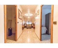 CASA ESQUINERA DE DOS PLANTAS CON ALMACÉN DE 155 M2