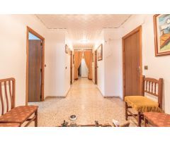 CASA ESQUINERA DE DOS PLANTAS CON ALMACÉN DE 155 M2