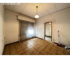 ¡Oportunidad única en Alberic! Se vende planta baja con corral y terraza en planta superior.