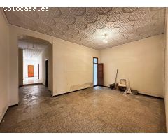 ¡Oportunidad única en Alberic! Se vende planta baja con corral y terraza en planta superior.