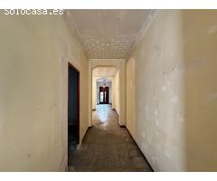 ¡Oportunidad única en Alberic! Se vende planta baja con corral y terraza en planta superior.