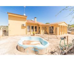 CHALET URBANO CON PISCINA, PISTA DE TENIS Y DE FRONTÓN