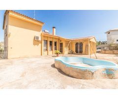 CHALET URBANO CON PISCINA, PISTA DE TENIS Y DE FRONTÓN