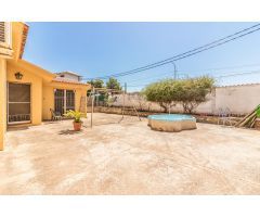 CHALET URBANO CON PISCINA, PISTA DE TENIS Y DE FRONTÓN