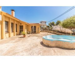 CHALET URBANO CON PISCINA, PISTA DE TENIS Y DE FRONTÓN
