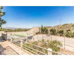 CHALET URBANO CON PISCINA, PISTA DE TENIS Y DE FRONTÓN