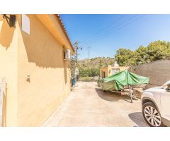 CHALET URBANO CON PISCINA, PISTA DE TENIS Y DE FRONTÓN