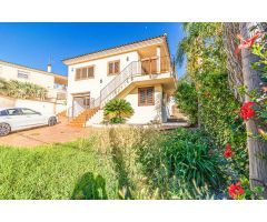 ¡Vive el encanto de la tranquilidad en este espectacular chalet en Los Lagos!