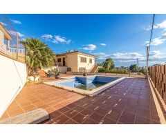 ¡Vive el encanto de la tranquilidad en este espectacular chalet en Los Lagos!