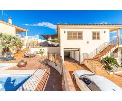 ¡Vive el encanto de la tranquilidad en este espectacular chalet en Los Lagos!