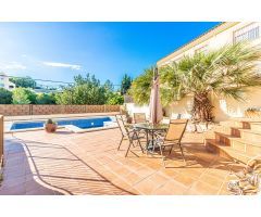 ¡Vive el encanto de la tranquilidad en este espectacular chalet en Los Lagos!