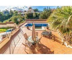 ¡Vive el encanto de la tranquilidad en este espectacular chalet en Los Lagos!