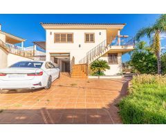 ¡Vive el encanto de la tranquilidad en este espectacular chalet en Los Lagos!