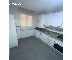 MEDIA TEMPORADA . SE ALQUILA DEL 1.9.24-30.6.25 BONITO APARTAMENTO EN 2ª LINEA DE PLAYA EN BENALMADE