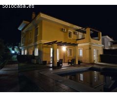 SE VENDE BONITO CHALET EN MIJAS