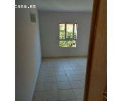 SE ALQUILA POR LARGA TEMPORADA BONITO CHALET ADOSADO  (SIN MUEBLES)CON VISTAS AL MAR  EN  (BENALMADE