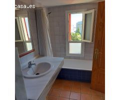 SE ALQUILA POR LARGA TEMPORADA BONITO CHALET ADOSADO  (SIN MUEBLES)CON VISTAS AL MAR  EN  (BENALMADE