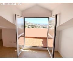 SE ALQUILA POR LARGA TEMPORADA (SIN MUEBLES) BONITO ATICO DUPLEX  CON VISTAS AL MAR EN BENALMADENA P