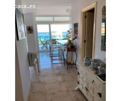 SE VENDE BONITO APARTAMENTO EN 2ª  LINEA DE PLAYA CON VISTAS MAR EN BENALMADENA