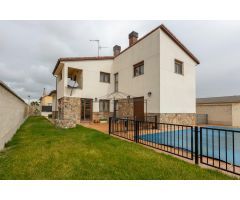 Chalet independiente con piscina