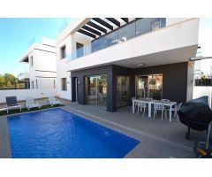 Moderno chalet independiente con piscina privada a la venta en Pau 26, Villamartín