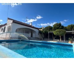 Chalet amplio de 2 plantas con piscina privada y parcela de 416m2