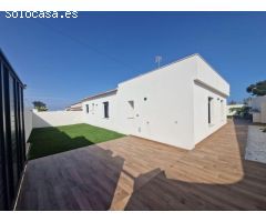 Chalet moderno con piscina privada en Los Balcones, Torrevieja.