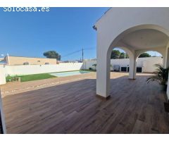 Chalet moderno con piscina privada en Los Balcones, Torrevieja.