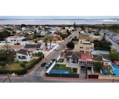 CHALET PAREADO CON PISCINA Y GRAN PARCELA EN LOS BALCONES, TORREVIEJA.