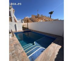 Amplia villa con piscina y sauna en venta en Los Altos, Orihuela Costa
