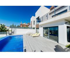 A Luxury 3 Bed 3 Bath Detached Villa with Private Pool and Parking.